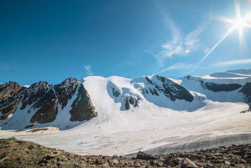 ग्लेशियर के पिघलने से नदियों के जल स्रोत, पर्यावरण संतुलन और पहाड़ी क्षेत्रों की सुरक्षा पर भविष्य में असर पड़ सकता है।