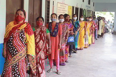 कोविड-19 टीकाकरण के लिए लगी लाइन; फोटो: आईस्टॉक