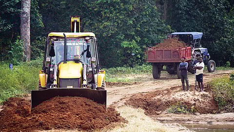 धमतरी मुख्यालय से 61 किलोमीटर दूर बसे जबर्रा गांव में आदिवासी रप्टे का निर्माण कर रह हैं