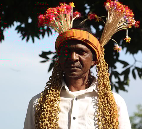 बीरन यानी ऐसा श्रृंगार जिसे महिलाएं एवं पुरुषों दोनों ही सांस्कृतिक पर्व दसरा, गिरदा, बैगा नृत्य में उपयोग करते रहे हैं। फोटो: राकेश कुमार मालवीय