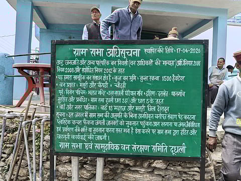 ग्रामीणों ने दुधली ग्रामसभा और सामुदायिक वन संरक्षण समिति के अधिसूचना बोर्ड स्थापित किये। फोटो ग्रामीणों ने उपलब्ध कराए हैं