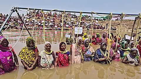 प्रदर्शनकारियों ने 5 से 16 अप्रैल तक चले आंदोलन के दौरान सांकेतिक फांसी लगाकर अपना रोष जाहिर किया। फोटो: अमित भटनागर