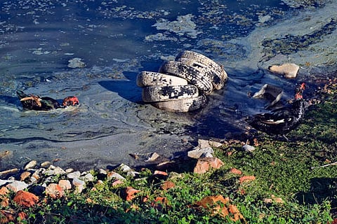 आधिकारिक रिकॉर्ड में पूरे देश में 200 से भी कम प्रदूषित या संभावित रूप से प्रदूषित स्थल सूचीबद्ध किए गए हैं।