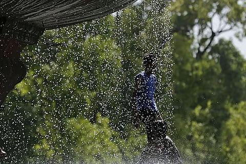 जहां एक ओर तेज गर्मी और लू से डिहाइड्रेशन और थकान हो सकती है, डॉक्टरों की सलाह है कि लोग पर्याप्त मात्रा में पानी पिएं, धूप में ज्यादा देर तक न रहें और हल्के कपड़े पहनें। 