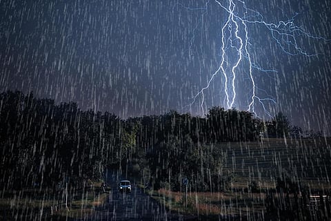 आज, असम और मेघालय, नागालैंड, मणिपुर, मिजोरम और त्रिपुरा के कई इलाकों में गरज के साथ भारी से बहुत भारी बारिश हो सकती है।