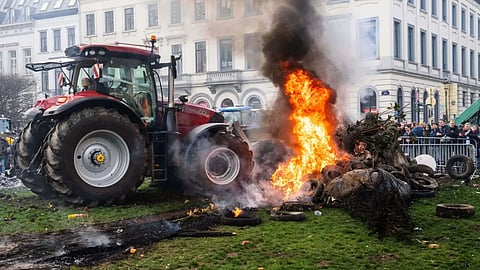 Protestors burn tires during a demonstration of European farmers outside the EU Summit meeting in Brussels (Photo: AP)