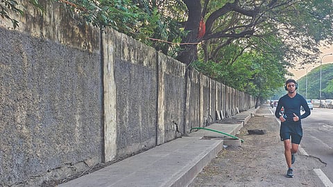 The pavement between Anna University and Lok Bhavan