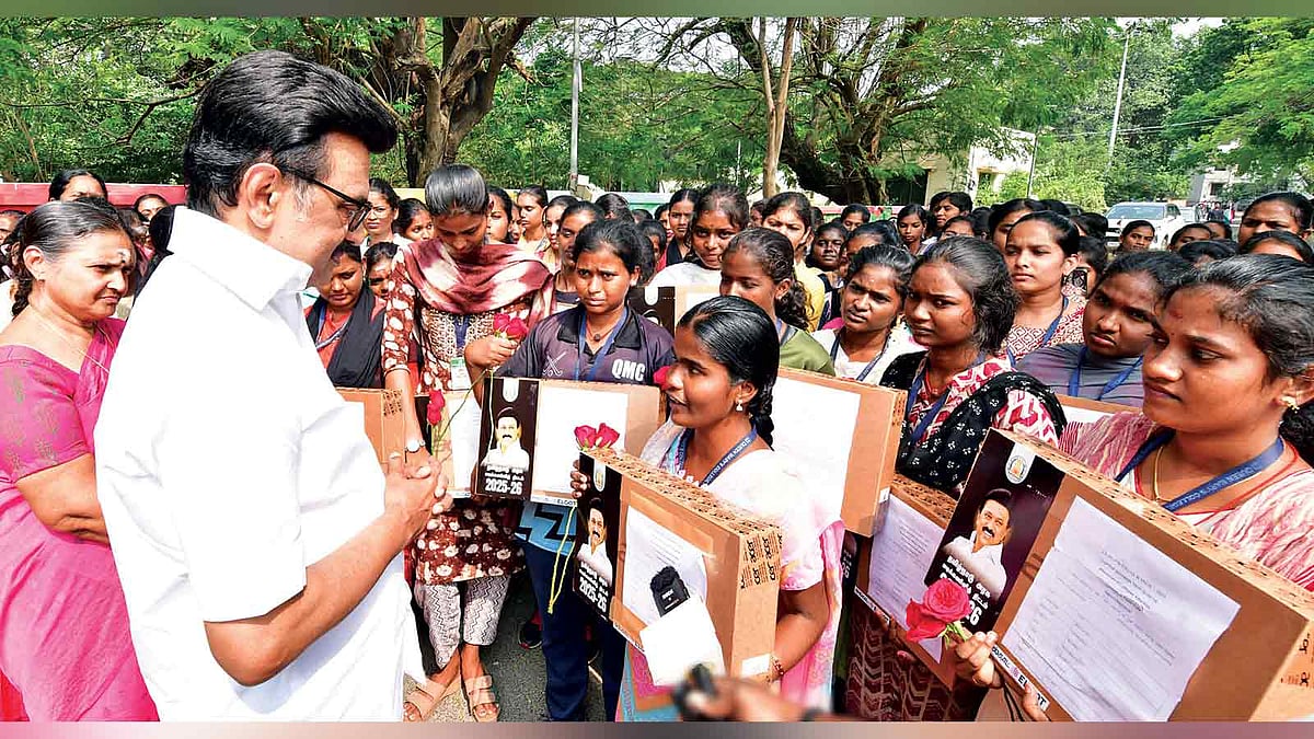 Queen Mary’s students present CM Stalin roses, thank him for free laptops