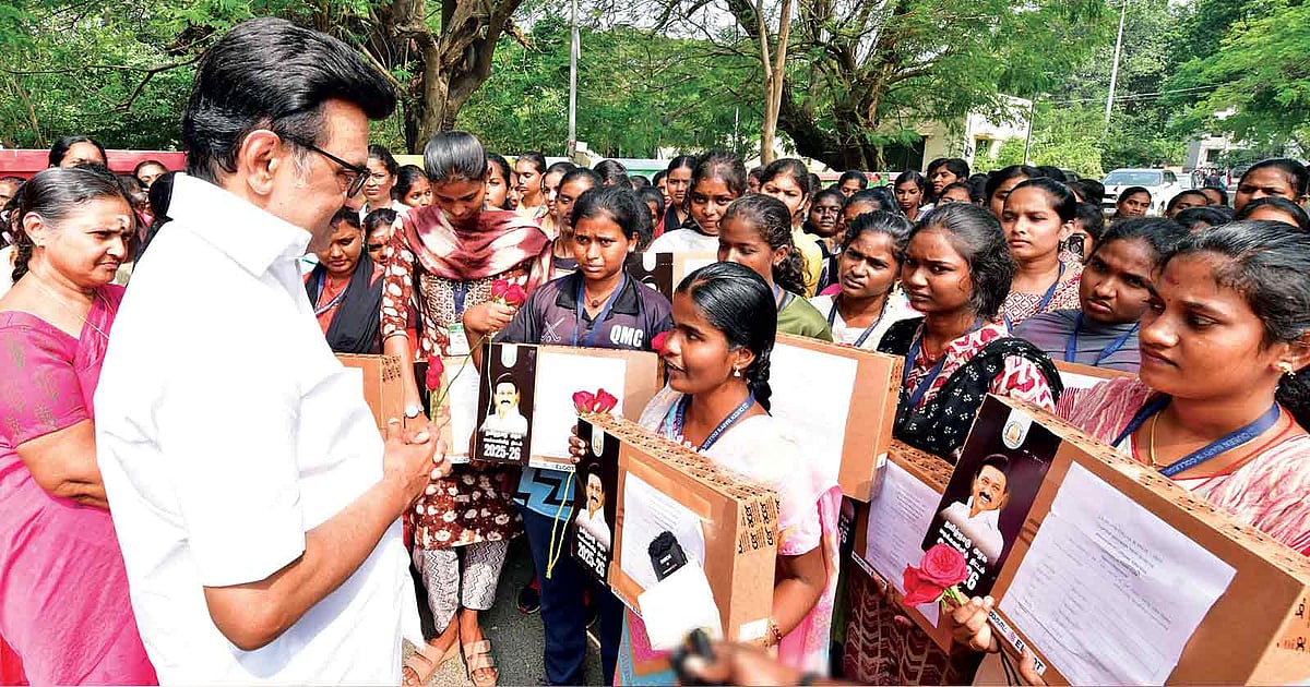 Stallan Roses Queen Mary’s students present CM Stalin roses, thank him for free laptops