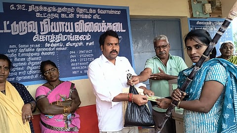 An official handing over a Pongal kit to a PDS beneficiary at a ration shop in Tirukazhukundram in Chengalpattu 