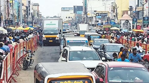 Thousands of visitors from across TN and neighbouring states
choke traffic in shopping areas in Kancheepuram