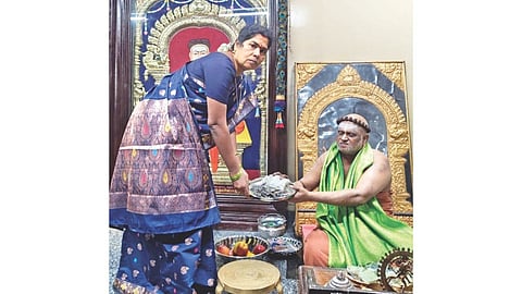 Keys being handed over to the Tiruvavaduthurai Adheenam