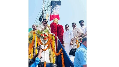 AMMK chief TTV Dhinakaran garlanding MGR statue in Chennai 