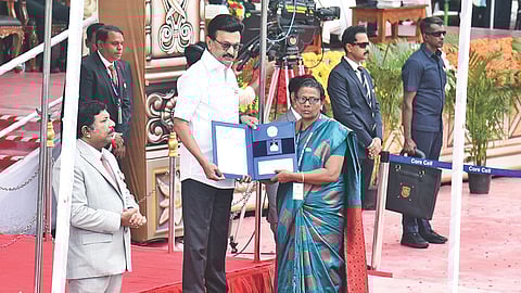Jesi receiving the award from Chief Minister Stalin on Monday