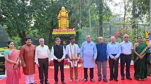 Guv Ravi unveils Kambar statue