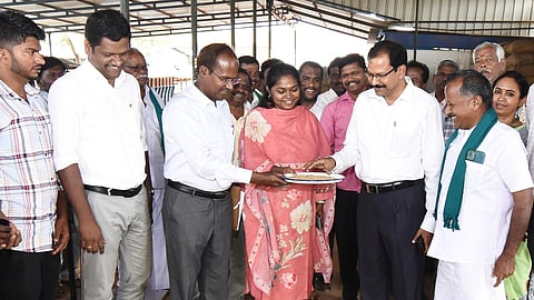 Cooperation, Food and Consumer Protection Secretary Dr KS Palanisamy inspecting the procurement process in Thanjavur on Monday