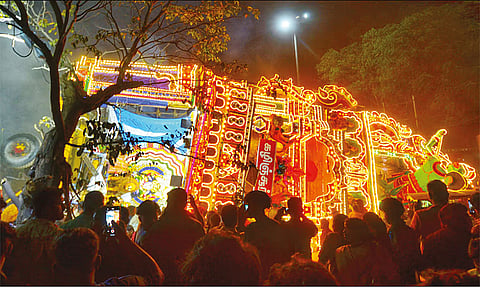 60-foot temple chariot topples at Vellore Mayana Kollai Festival