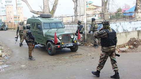 Indian army personnels checking vehicle in Jammu & Kashmir region