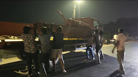 Side wall of a lorry travelling in the opposite direction allegedly came off and crashed onto an autorickshaw