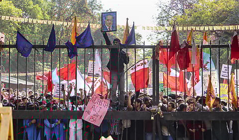 Police, students injured in clash during JNUSU protest march, over 50 detained