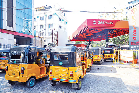 Atorickshaw drivers queue up at a gas station in Egmore on Tuesday due to rising
demand for liquefied petroleum gas