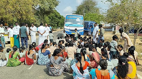 Parents, students and public stage protest at Kadavur in Karur on Tuesday