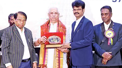 VIT Chancellor G Viswanathan and VIT Vice President
GV Selvam felicitate Governor Arlekar