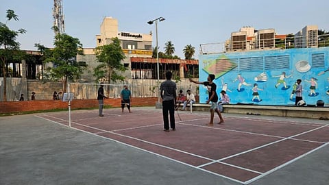 Boys are playing in the corporation grund