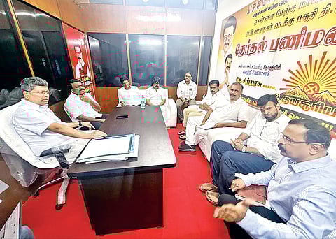 Sabareesan holds review meeting with Anna Nagar and Thousand Lights candidates
