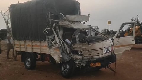 Eight devotees killed in road accident near Mantralayam in Andhra Pradesh, several injured