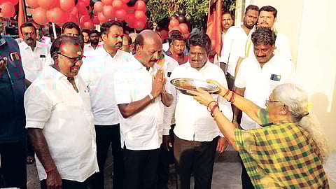 Ma Subramanian gets a warm receprtion during his campaign in Saidapet constituency