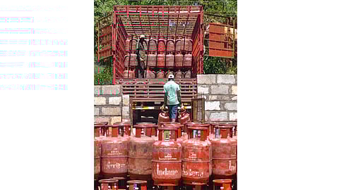 Govt delivers 53.5 lakh LPG cylinders in a day, 98 pc bookings go digital