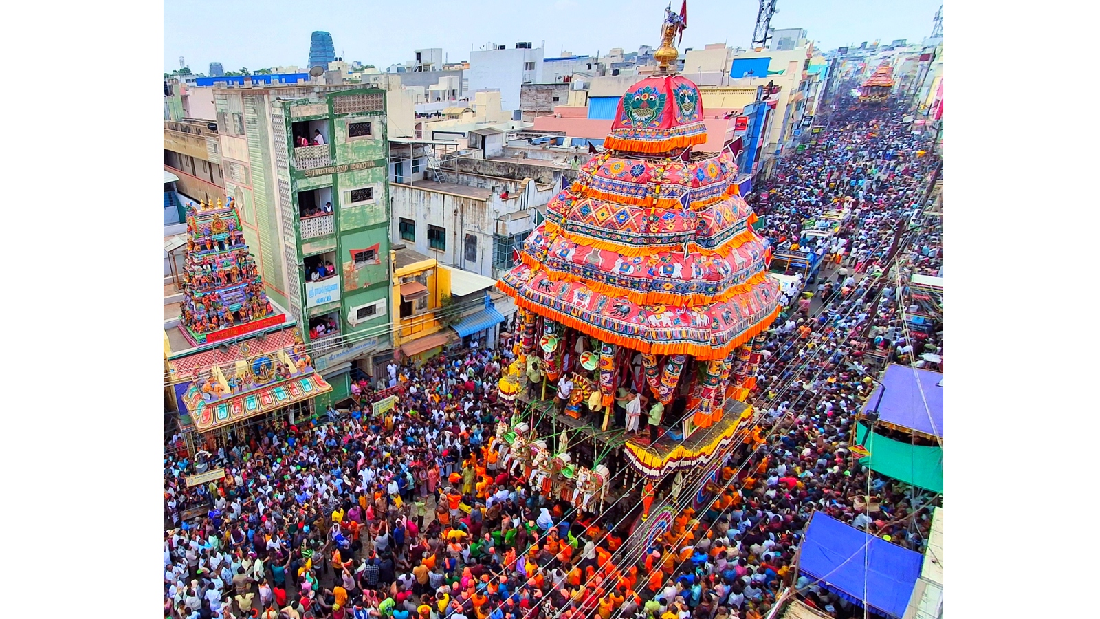 Lord Kallazhagar departs from the Azhagar Kovil temple on Wednesday evening