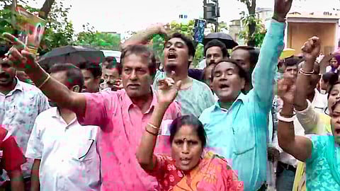 BJP and TMC supporters, after a clash and protest broke out over the visit of BJP candidate from Panihati constituency, and the mother of the RG Kar victim, Ratna Debnath, during the second and final phase of the West Bengal Assembly elections, in North 24 Parganas, Wednesday, April 29, 2026 
