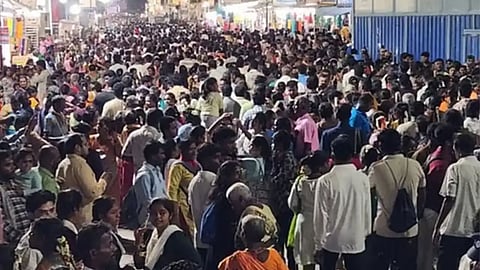 Devotees at the Tiruvannamalai girivalam