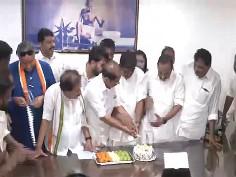 Kerala Congress leaders celebrate UDF lead in Thiruvanathapuram by cutting cake