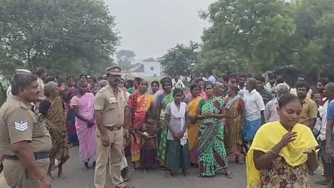  Protesting residents stage block  Tiruvannamalai-Tirukovilur road near Veraiyur on Friday