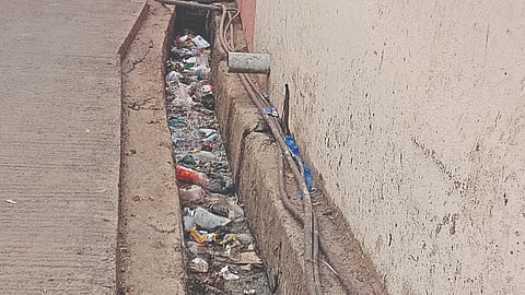 Accumulation of garbage and stagnant water leaves Gandhi Nagar in Ernavoor unhygienic