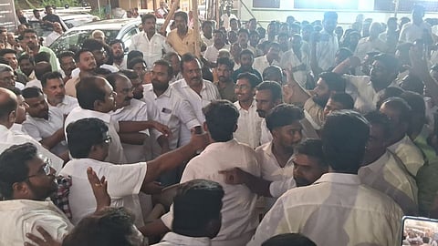 Supporters of EPS and Velumani broke into a quarrel in Pollachi