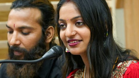 Prayagraj viral kumbh mela girl 
