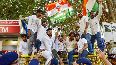 Led by Mumbai Youth Congress president Zeenat Shabreen, the protesters raised slogans demanding the minister's resignation on moral grounds
