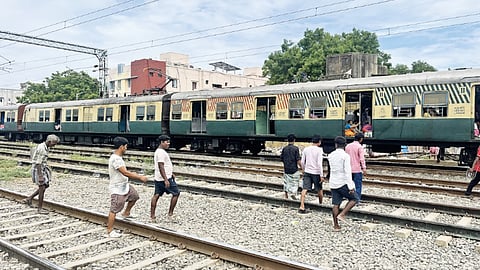 People crossing active railway track in Ambattur