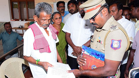 Special investigation team personnel hand over summons to former minister V Senthilbalaji's father, Velusamy, at his residence in Karur on July 4
