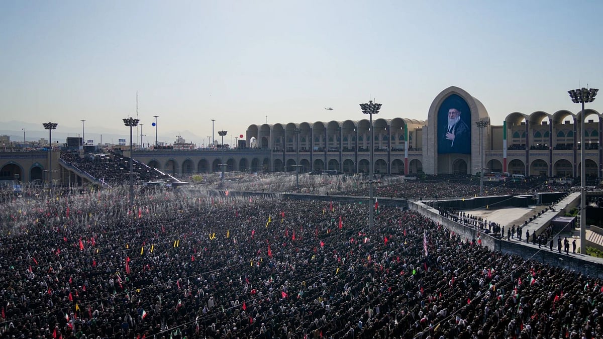 Iran's top officials attend prayer for t...
