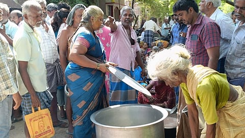Weavers open 'kanji thotti' over yarn shortage