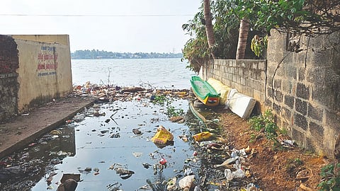 Sewage dumped in Puzhal Lake