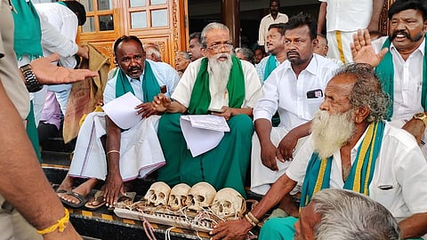 Farmers protest with skulls in Tiruchy.