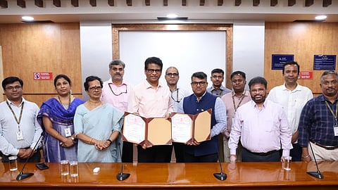 VIT vice president Sekar Viswanathan exchanging MoUs with Thinkuvate and ValleyNXT after the signing event