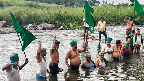 Kannada outfits, farmers stage demonstration near KRS Dam