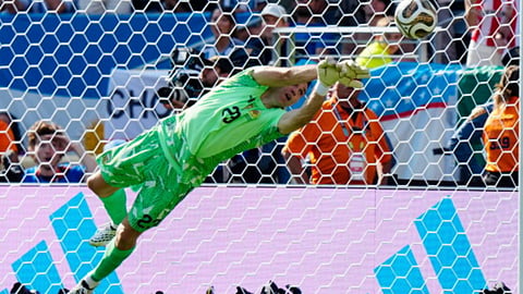 Chelsea signs Argentina's World Cup winner Emiliano Martínez from Aston Villa on a 3-year contract